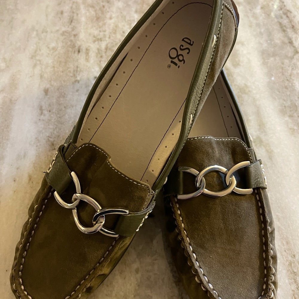 Asgi women’s leather loafers. Size 10. NWOT